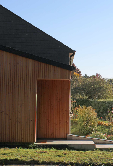 Construction contemporaine intégrée à son environnement